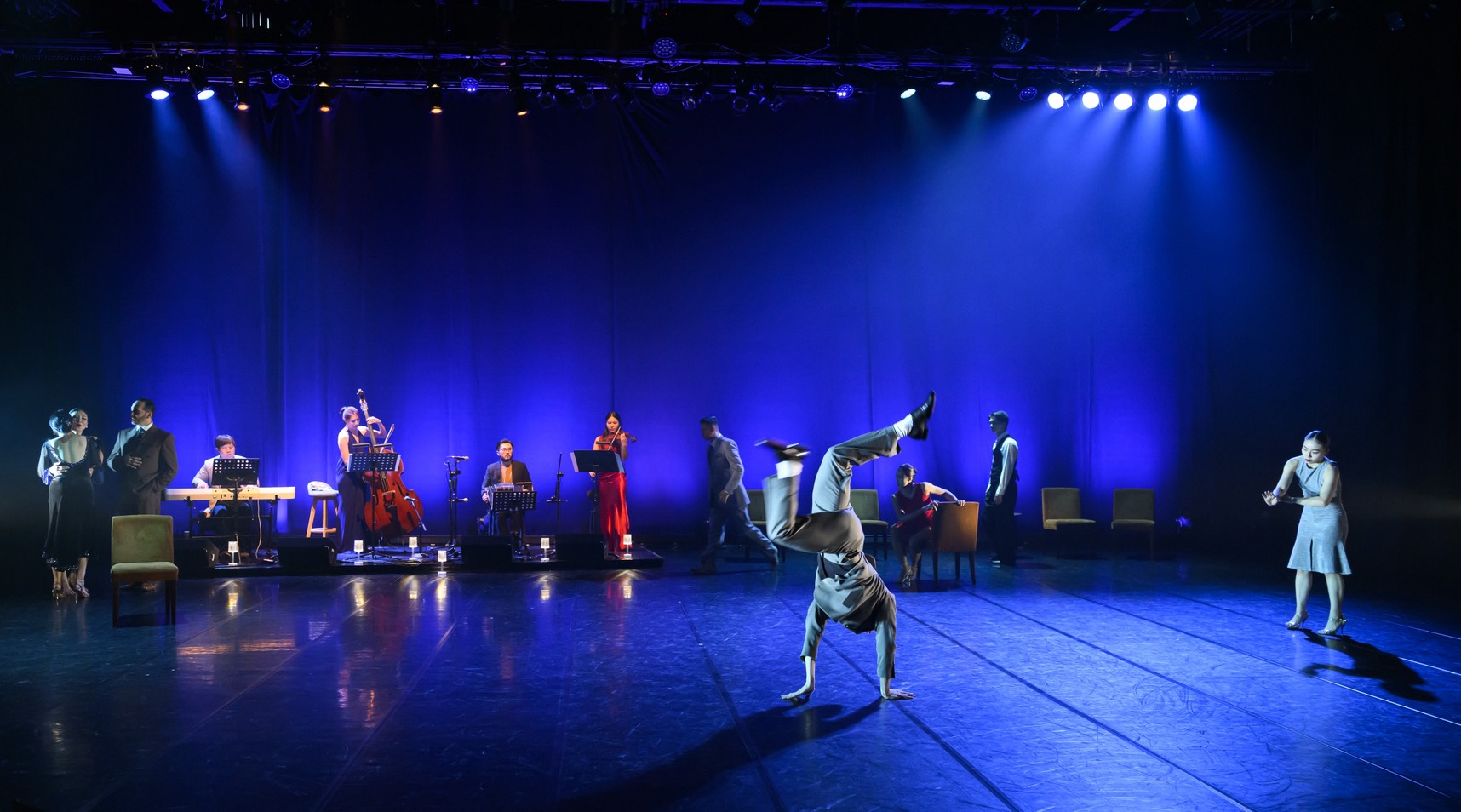 格桑製作 Neural Tango 2026 當代舞群舞 藍色燈光舞台