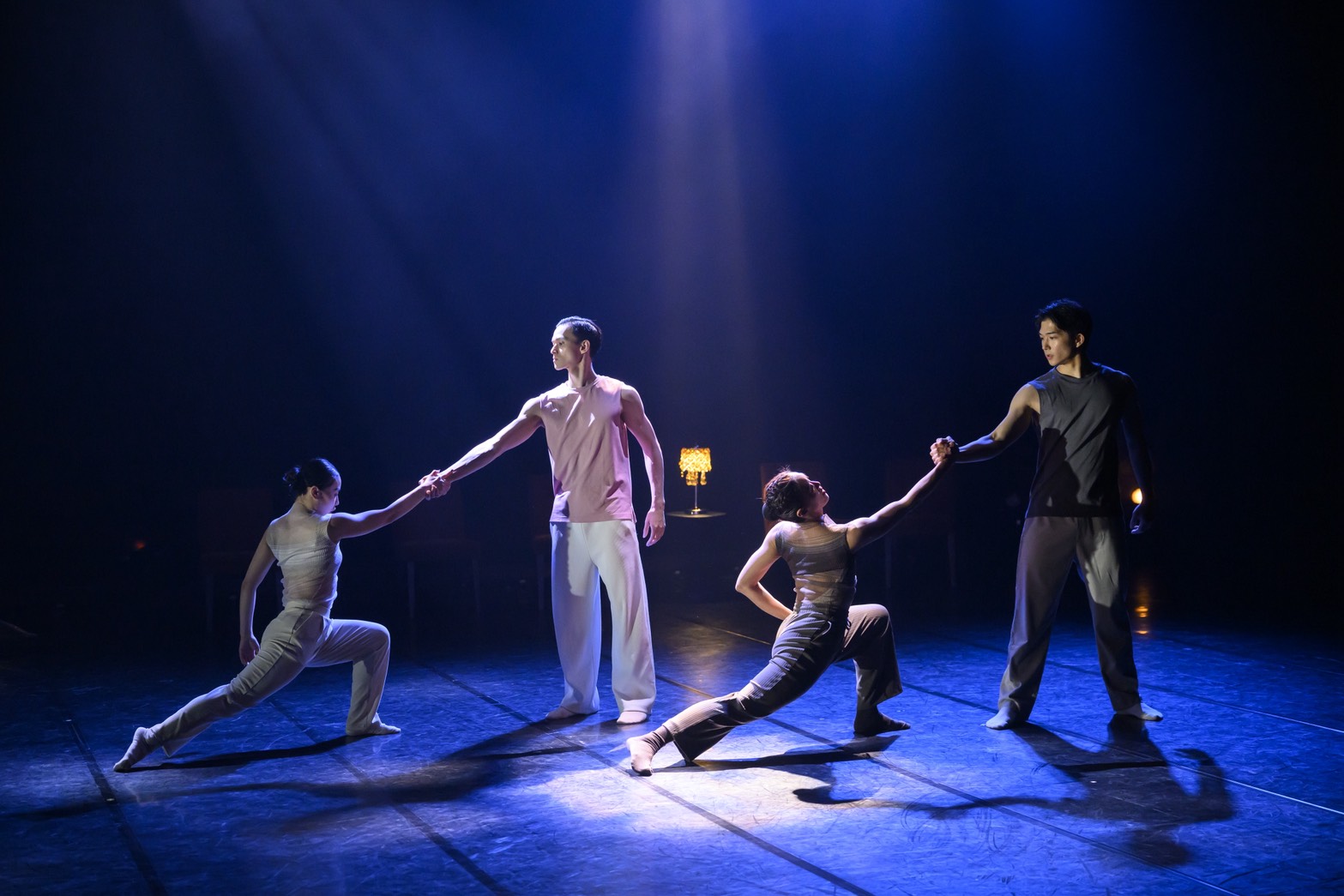 格桑製作 Neural Tango 2026 四位當代舞者牽手連結 聚光燈下