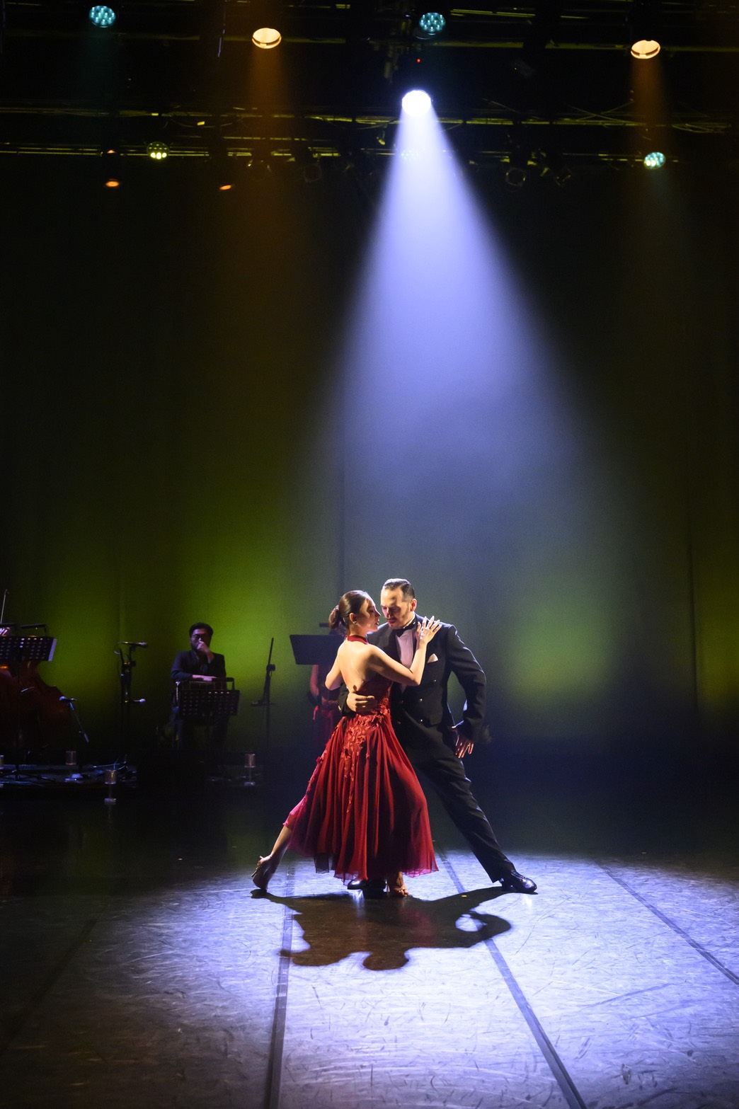 格桑製作 Neural Tango 2026 探戈雙人舞 紅色禮服聚光燈 現場樂團