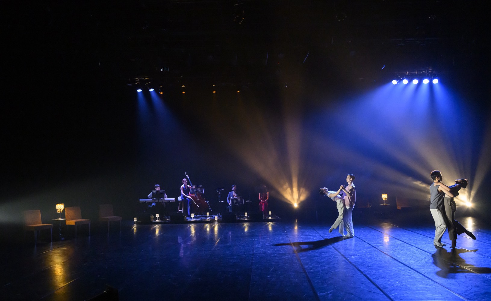 格桑製作 Neural Tango 2026 兩組探戈舞者 現場探戈樂團 藍色舞台全景